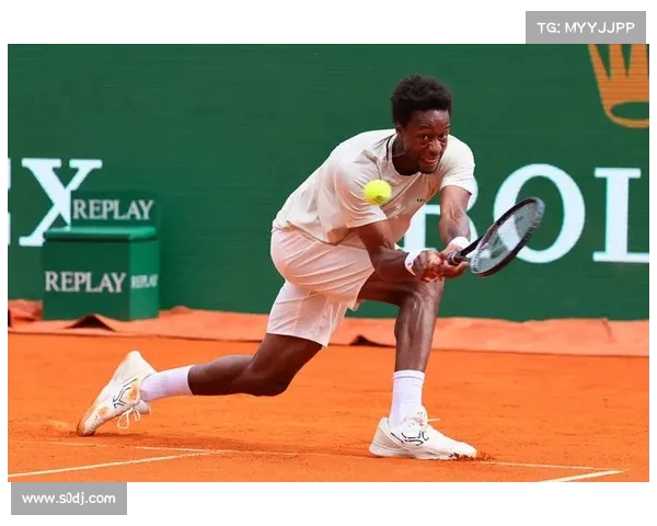 网球赛场上竞技与魅力并存 运动员风采尽显精彩瞬间