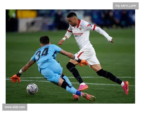 马拉加与贝蒂斯比赛期间球迷看台突发心脏骤停比赛暂时中断