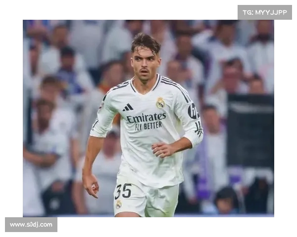 赫伊森在俱乐部门口停留十分钟 为小球迷签名互动引发热烈反响